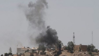النيران تشتعل بمبنى التلفزيون اليمني مع استمرار الاشتباكات بالعاصمة