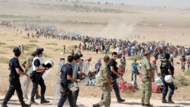 أكراد سوريا يفرون من داعش إلى الحدود التركية
