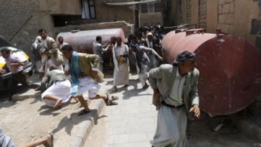 الجيش اليمني يطلق النار على المحتجين و الحوثي يهدد بـ”التصعيد”