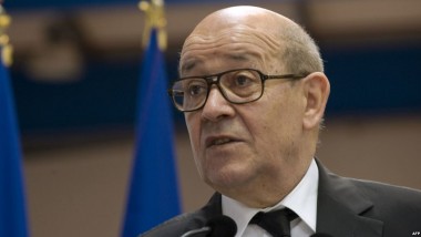 وزير الخارجية الفرنسي يشيّد بـ “شجاعة وعزم” القوّات العراقية في مواجهة “داعش”