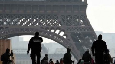 باريس تعتزم إقامة سياج زجاجي لحماية برج إيفل