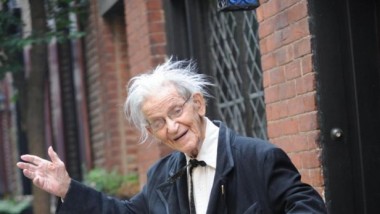 وفاة نجم الكوميديا إيروين كوري عن 102 عام