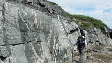 العثور على صخور القشرة الأرضية الأصلية عمرها 4.3 مليار عام
