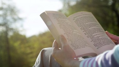 دراسة بريطانية: القراءة تساعد على تخفيف الآلام المزمنة