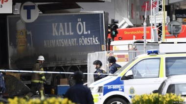 مقتل وأصابه 19 شخصاً في اقتحام متجر بوسط العاصمة السويدية ستوكهولم