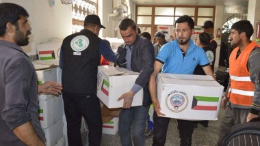 الكويت توزع مساعدات غذائية بين نازحي الموصل