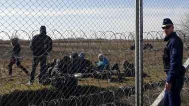 هنغاريا تبني جدارا لمنع المهاجرين وتدافع عن تركيا