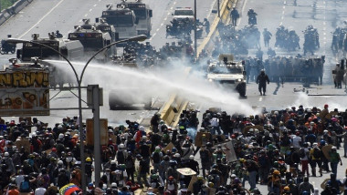 50 جريحاً بمظاهرات المعارضة في فنزويلا