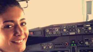 أول فتاة عراقية تقود طائرة مدنية بصفتها قبطان
