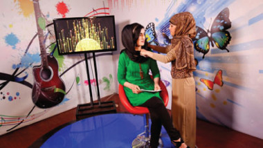 الأفغانيات ينشدن التغيير في «تلفزيون النساء»