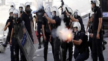 الشرطة تستخدم الغاز المسيل للدموع لتفريق تظاهرة في اسطنبول
