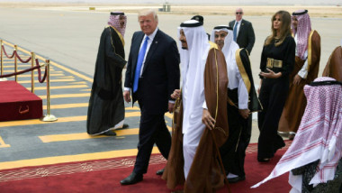 ترامب يصل الرياض في أول زيارة خارجية له  والملك سلمان على رأس مستقبليه