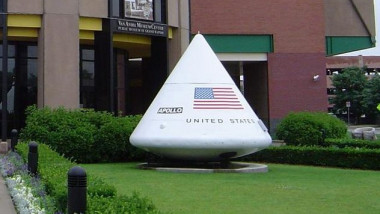 حقيبة لأول رائد فضاء “ارمسترونغ” تباع بملايين الدولارات