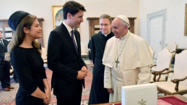 رئيس وزراء كندا يطالب البابا  بالاعتذار عن الإساءة لطلاب