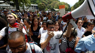 محتجون فنزويليون يحتشدون أمام مركز ثقافي لسفارة بلادهم في إسبانيا