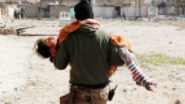 قناص داعشي: أمروني باستهداف المدنيين الهاربين بأيمن الموصل