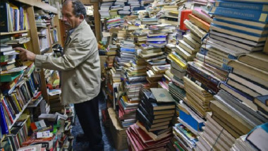 عامل نظافة يفتتح مكتبة مجانية من كتب ملقاة في النفايات