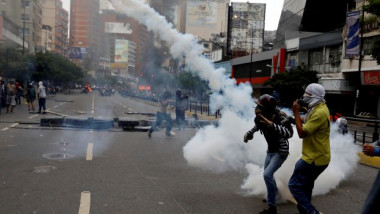 قادة المعارضة في فنزويلا يتظاهرون على متن الحافلات والقطارات
