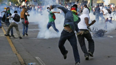 الاتحاد الأوروبي يندد «بالاستخدام المفرط للقوة» ضد محتجين في فنزويلا