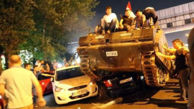 أردوغان يقيل آلاف الموظفين في الذكرى الأولى لمحاولة الانقلاب الفاشلة في 2016