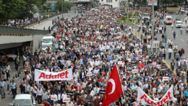 مليونا شخص تركي يحتشدون في شوارع اسطنبول في تظاهرة احتجاجية ضد النظام