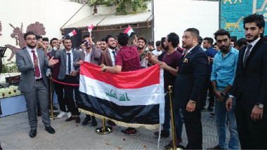 العراقيون في عمّان يتوافدون على السفارة وينشدون للنصر الكبير