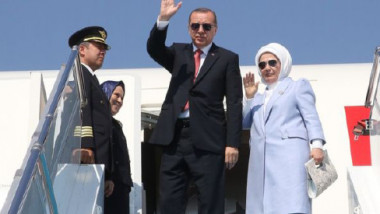 الرئيس التركي رجب أردوغان يصل إلى جدة لدعم الوساطة الكويتية في «أزمة الخليج»