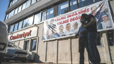 بدء محاكمة صحفيين في المعارضة بتهمة «دعم منظمات إرهابية في تركيا