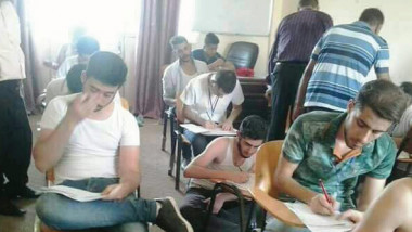 طلبة السادس الإعدادي يؤدّون الامتحانات «شبه عراة» في ظل انقطاع الكهرباء وارتفاع الحرارة