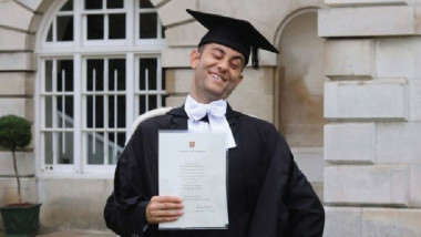 لاجئ عراقي ضرير يتخرج من جامعة كامبريدج البريطانية