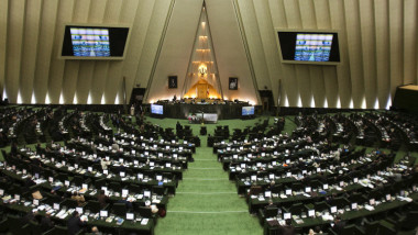 برلمان إيران يبقي وزيري النفط والخارجية في مجلس الوزراء