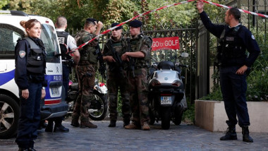 سيارة تصدم عسكريين في ضاحية باريس وتوقع ستة جرحى