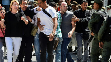 مادورو يعزّز سلطته في فنزويلا ويوجّه ضربة قاسية إلى معارضيه