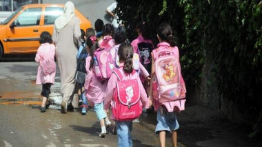 أطباء يطالبون بتخفيف أحمال الحقائب المدرسية على الأطفال