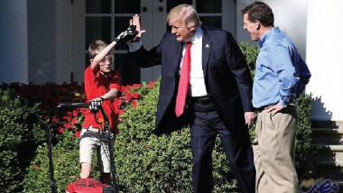 ترامب يشيد بطفل يبلغ 11 عاماً تطوّع لقص العشب في البيت الأبيض