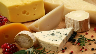 علماء يحذرون من الإدمان على الجبنة