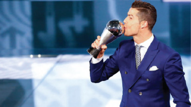 رونالدو يتوج بجائزة أفضل لاعب في العالم لعام 2017