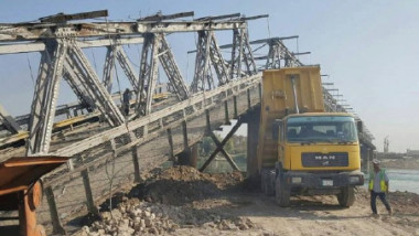 مواصلة العمل في إعادة إعمار وتأهيل جسر الموصل القديم