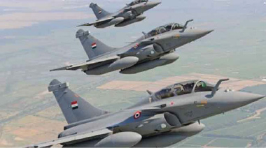 القوة الجوية المصرية تشن هجمات كبيرة على مخابئ “داعش” في شمالي سيناء