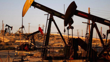 توقعات بارتفاع أسعار النفط في 2018 بفعل تراجع المخزون وخفض الإنتاج
