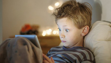 استعمال الأجهزة الذكية قبل النوم يعرّض الأطفال للبدانة