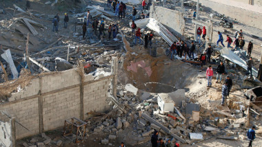 إسرائيل تقصف قطاع غزة وجنودها يهاجمون المتظاهرين في الضفة الغربية