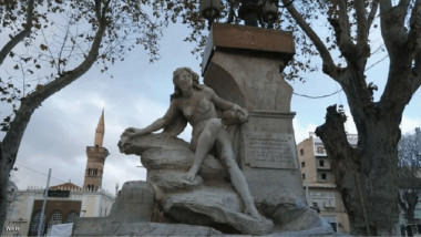 “متطرف” خرّب تمثالاً في قبضة الشرطة