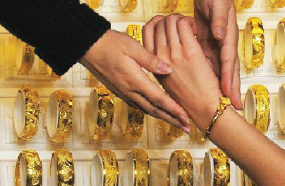 الذهب البرازيلي زينة سقطت من صندوق الخزينة
