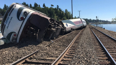 مقتل ثلاثة أشخاص وإصابة العشرات في حادث قطار واشنطن