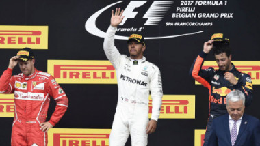 مرسيدس يواصل سيطرته على فورمولا1 في 2017