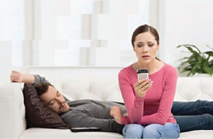 هل للزوجة تفتيش هاتف زوجها؟