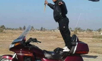 عماد حردان يقود دراجته النارية  وقوفا لمسافة 311 كم