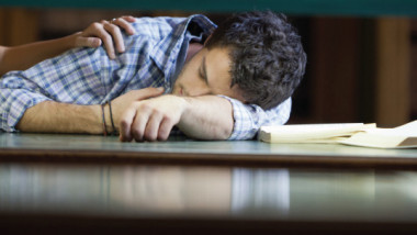 مواقع التواصل الاجتماعي تحرم الطلاب النوم الصحي