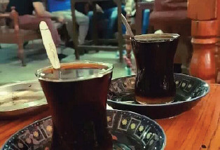 الشاي في مقاهي بغداد .. يحمل عبق الزمن وجمال الصور